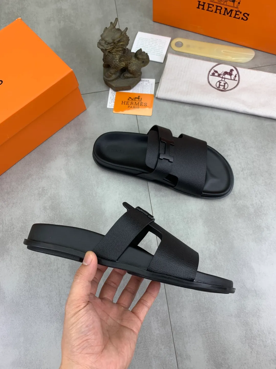 Men's shoes 💰P440 New [HERMES] high-end quality new Hermès slippers, made of imported cross-grain calfskin, wear-resistant and non-slip rubber outsole. Fashionable and elegant code number: 39-44 (38 45 46 customized)